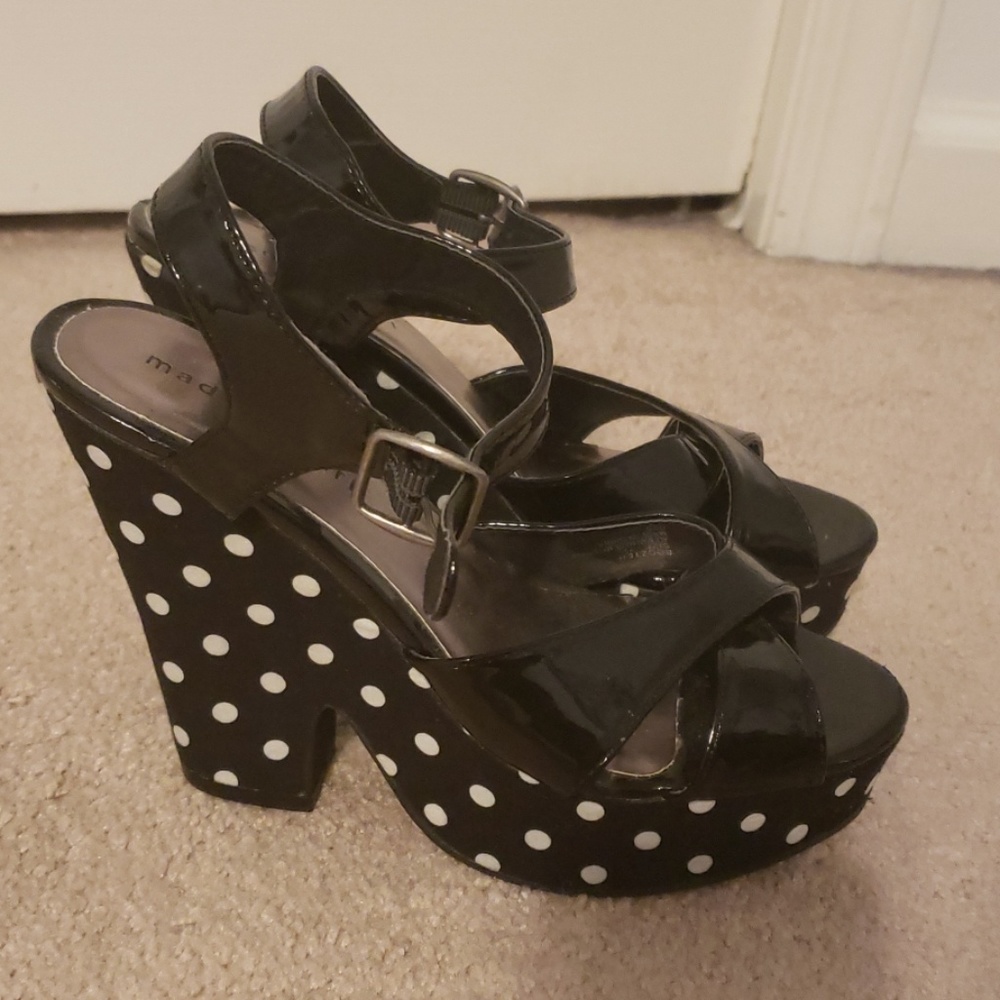 Black and white polkadot hills size 7.5